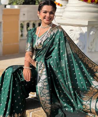 Green elegant art silk woven saree with rich zari border 5