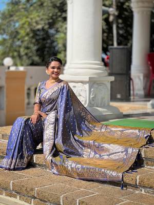 Grey elegant art silk woven saree with rich zari border 5