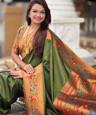 Mehendi elegant art silk woven saree with rich zari border 5