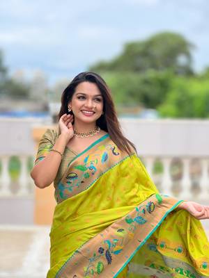 Green elegant art silk woven saree with rich zari border 3