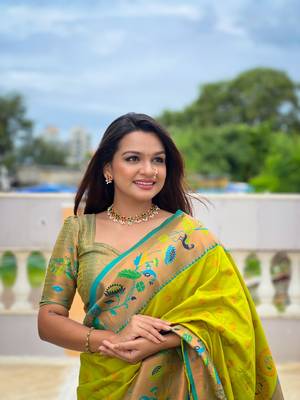 Green elegant art silk woven saree with rich zari border 4