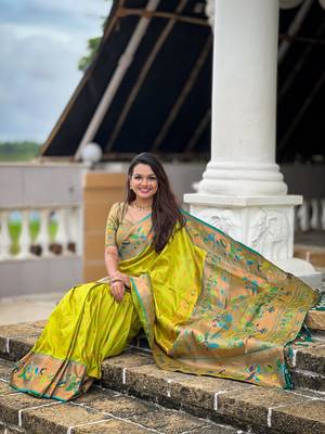 Green elegant art silk woven saree with rich zari border 5
