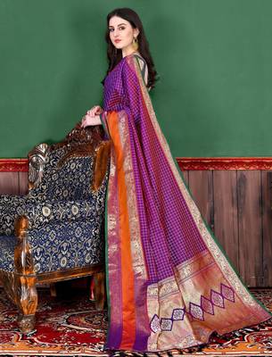 Magenta elegant art silk woven saree with rich zari border 2