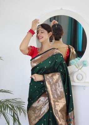 Green elegant art silk woven saree with rich zari border 5