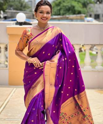 Magenta elegant art silk woven saree with rich zari border 4