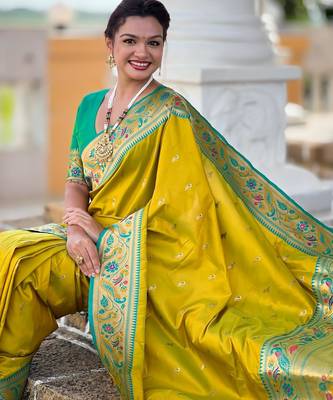 Green elegant art silk woven saree with rich zari border 5