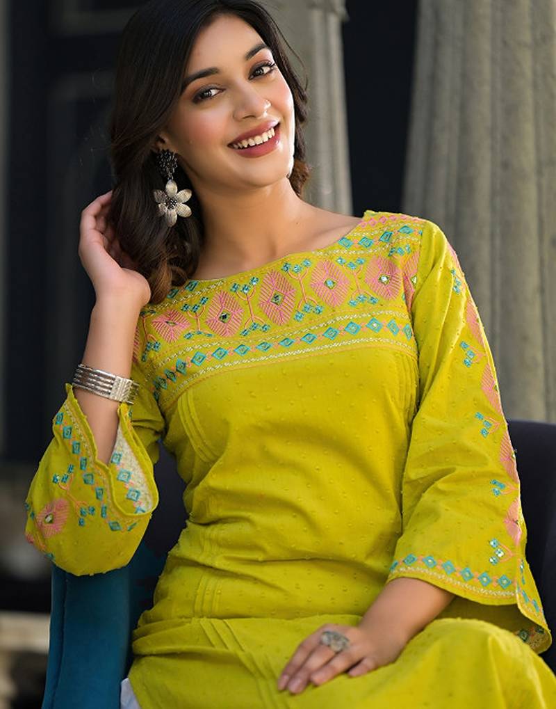 Floral thread embroidered yoke design straight kurta