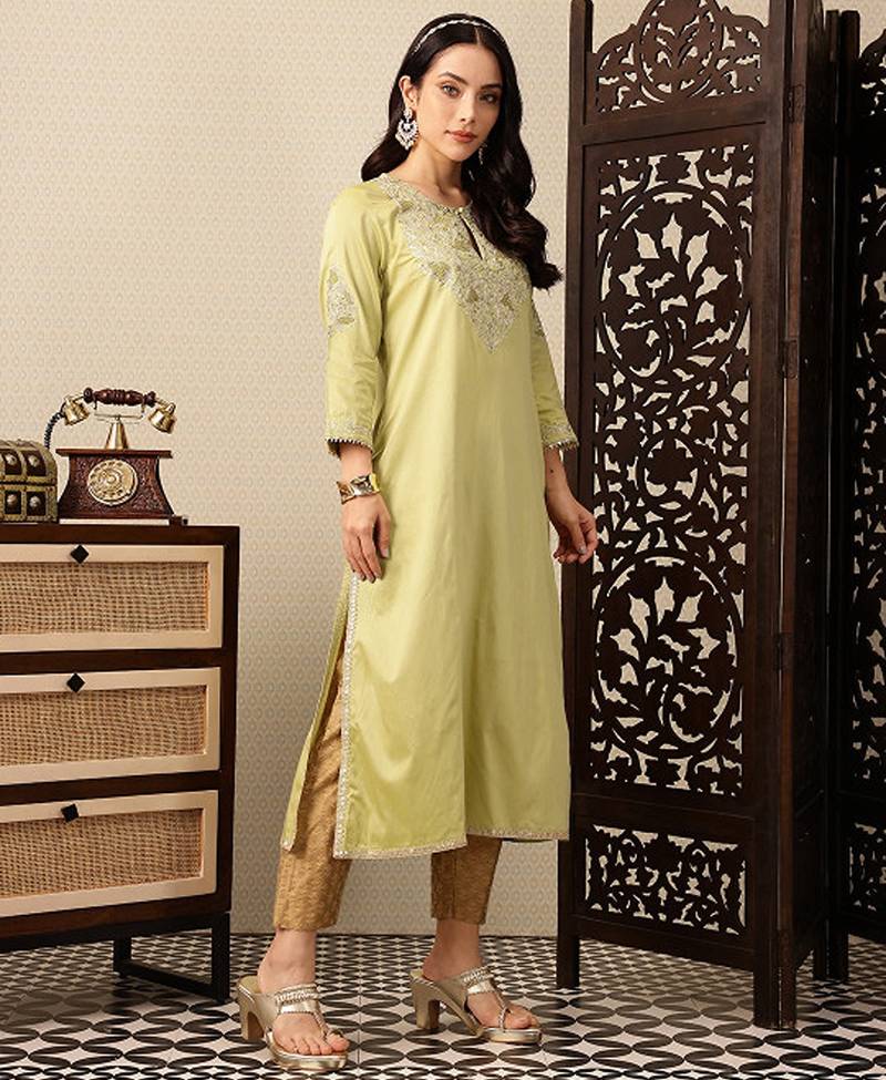 Floral yoke design keyhole neck sequinned jashn kurta