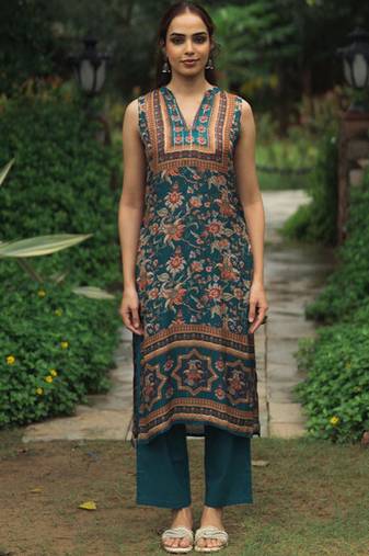 Floral printed mandarin collar straight kurta with trousers