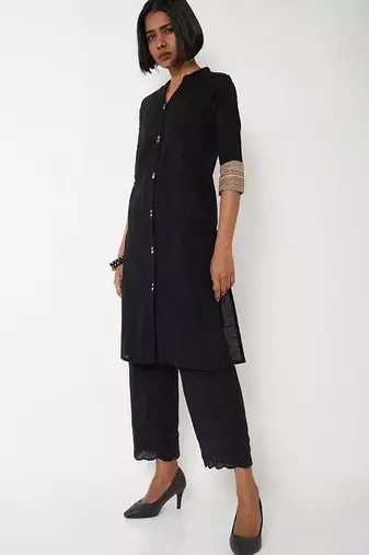 Keyhole neck thread work kurta