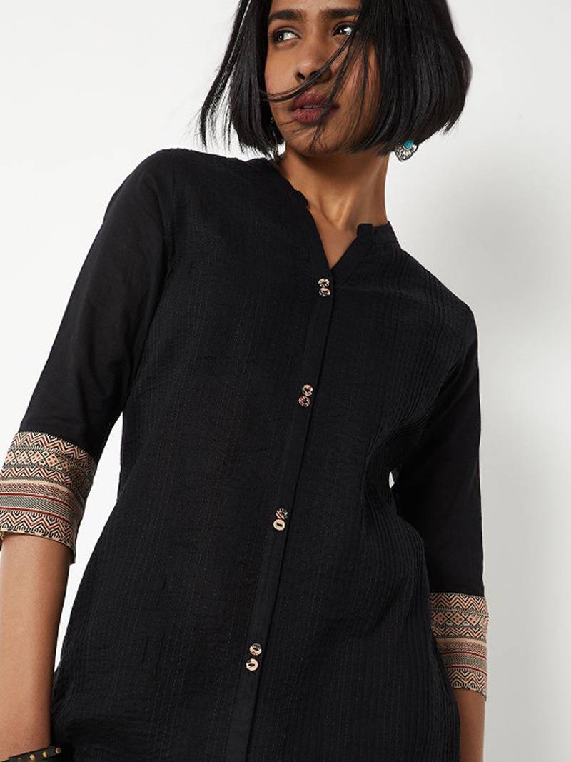 Keyhole neck thread work kurta