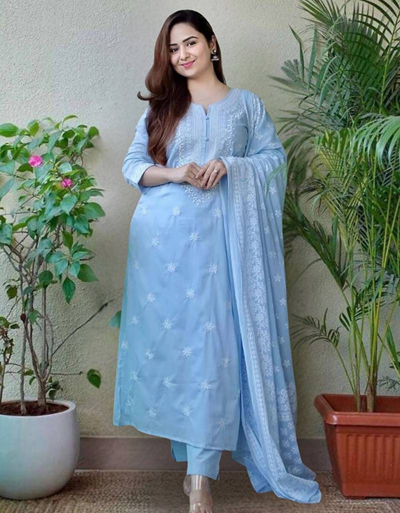 Floral embroidered kurta & trousers with dupatta