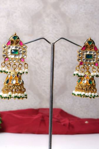 Gold alloy drishani kundan jhumka earrings