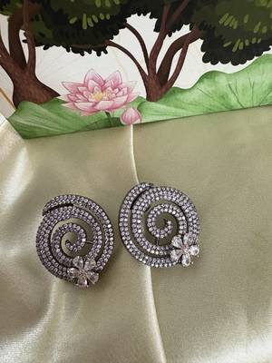 Gold alloy pansy stud earrings 1