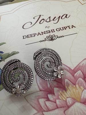 Gold alloy pansy stud earrings 2