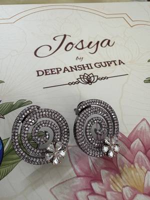 Gold alloy pansy stud earrings 3