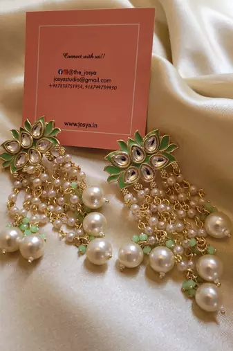Gold alloy lush green danglers earrings