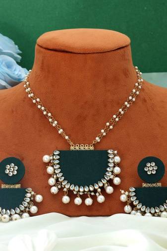 Green color handcraft necklace set