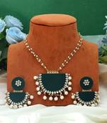 green handcrafted stone alloy necklace set