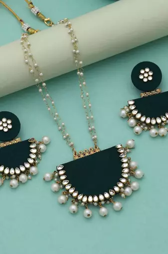 green handcrafted stone alloy necklace set