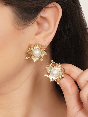 white brass earrings with pearl geometric grid work 4