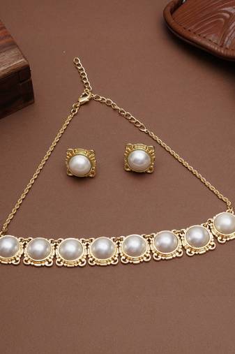 golden brass necklace set with pearl halo work