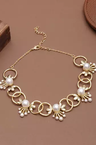 gold alloy necklace with pearl floral link design