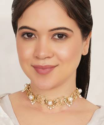 gold alloy necklace with pearl floral link design 2