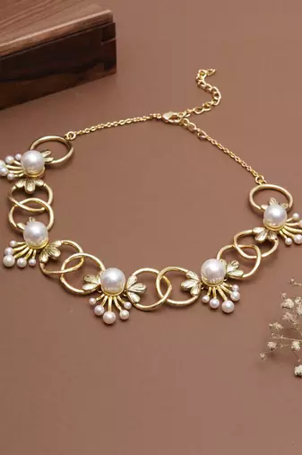 gold alloy necklace with pearl floral link design