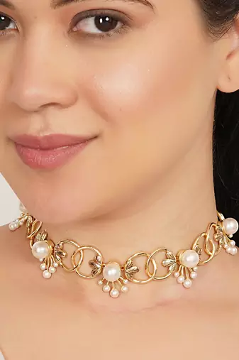 gold alloy necklace with pearl floral link design
