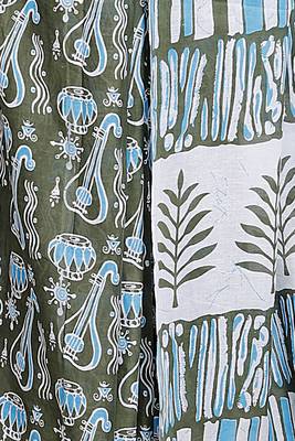 Women olive pure cotton printed bandhej ehtnic saree aay-72 4