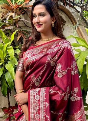 Maroon woven self design silk blend banarasi saree with blouse 4