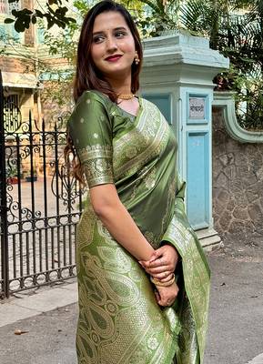 Mehendi woven self design silk blend banarasi saree with blouse 4