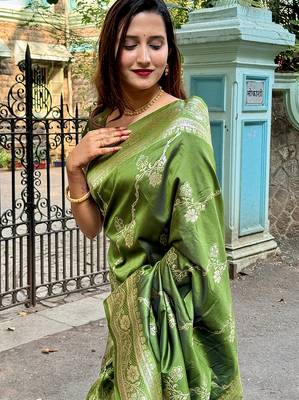 Mehendi woven self design silk blend banarasi saree with blouse 5
