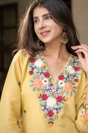 Women's Beautiful Thread Work French Crepe Fabric Straight Kurta Pant Set