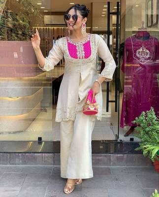 Elegant off-white embroidered kurti set with pink yoke design 3