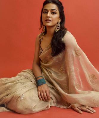 Gold embroidered saree with delicate zari work 4