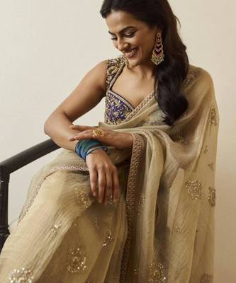 Gold embroidered saree with delicate zari work 5