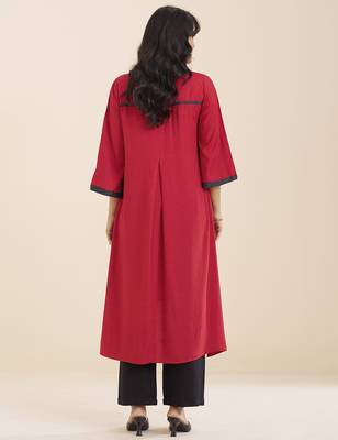 women’s red viscose blend v neck kurta with front pleat design 2