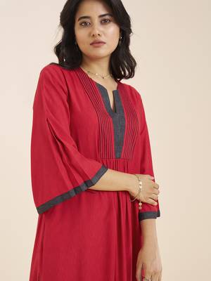 women’s red viscose blend v neck kurta with front pleat design 5