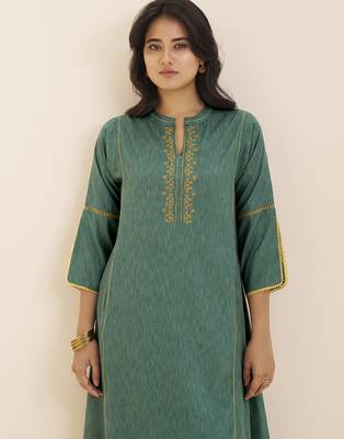 women’s green viscose blend straight kurta for casual wear 4