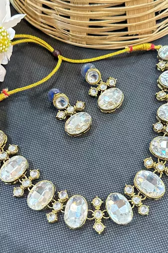 white kundan stone matte gold necklace set