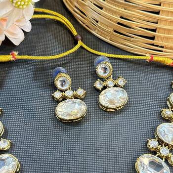 white kundan stone matte gold necklace set 3