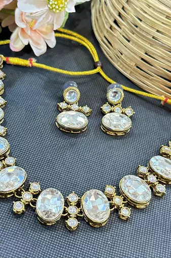 white kundan stone matte gold necklace set