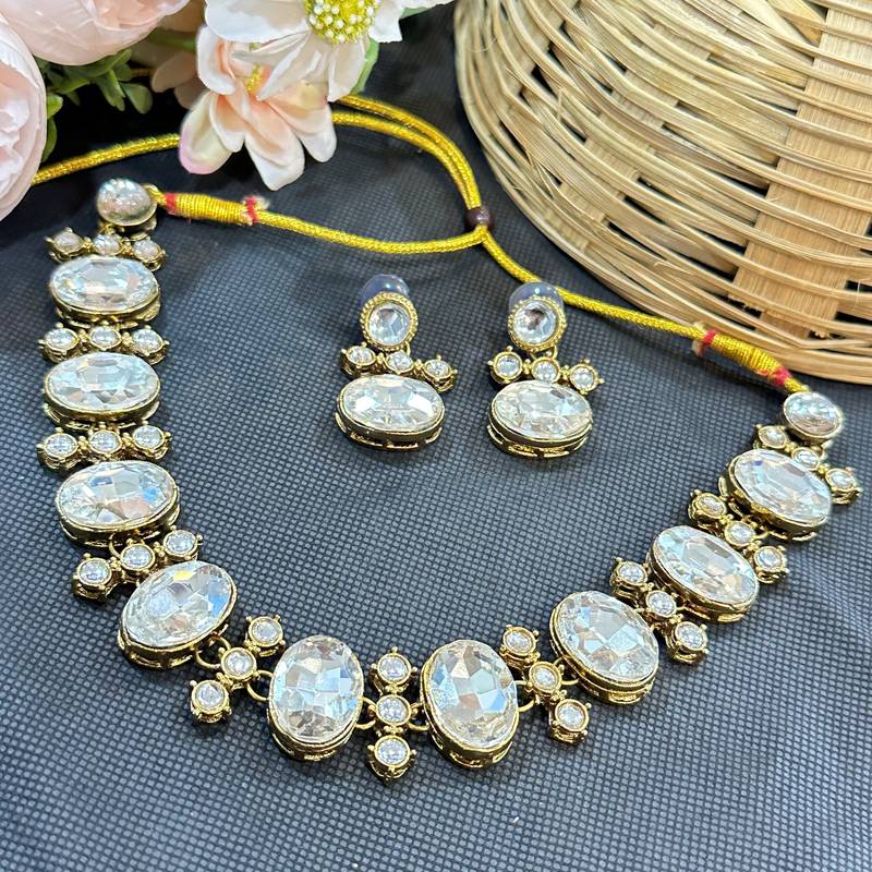 white kundan stone matte gold necklace set