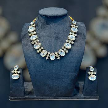 white kundan stone matte gold necklace set 5