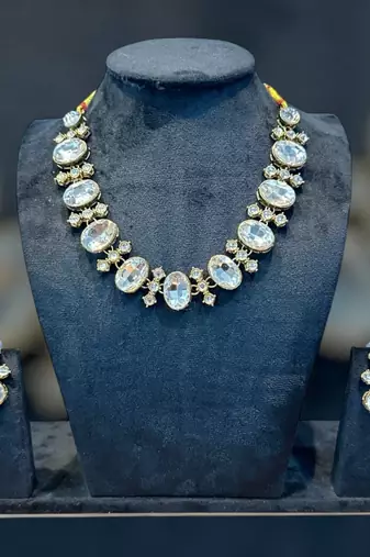 white kundan stone matte gold necklace set