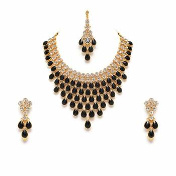 Gold metal necklace set with plain glossy work in Black 2
