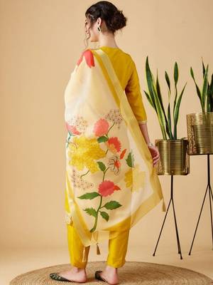 Floral embroidered regular pure silk kurta with trousers & with dupatta 2