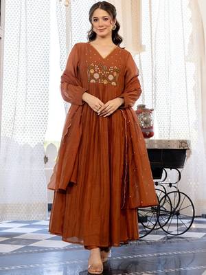 Floral embroidered panelled kurta with trousers & with dupatta 2